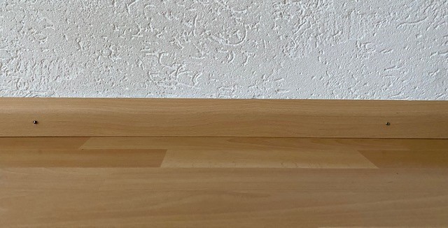 Sockelleisten an die Wand kleben oder schrauben