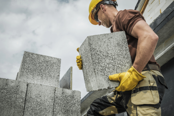 Betonsteine und Betonklebstoffe im Freien